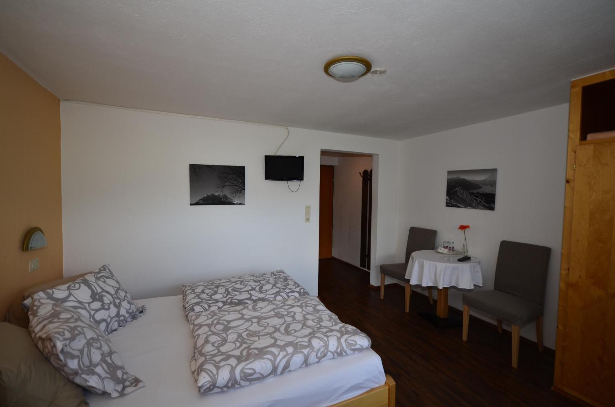 Haus Bergfrieden Hotell Lermoos Rom bilde