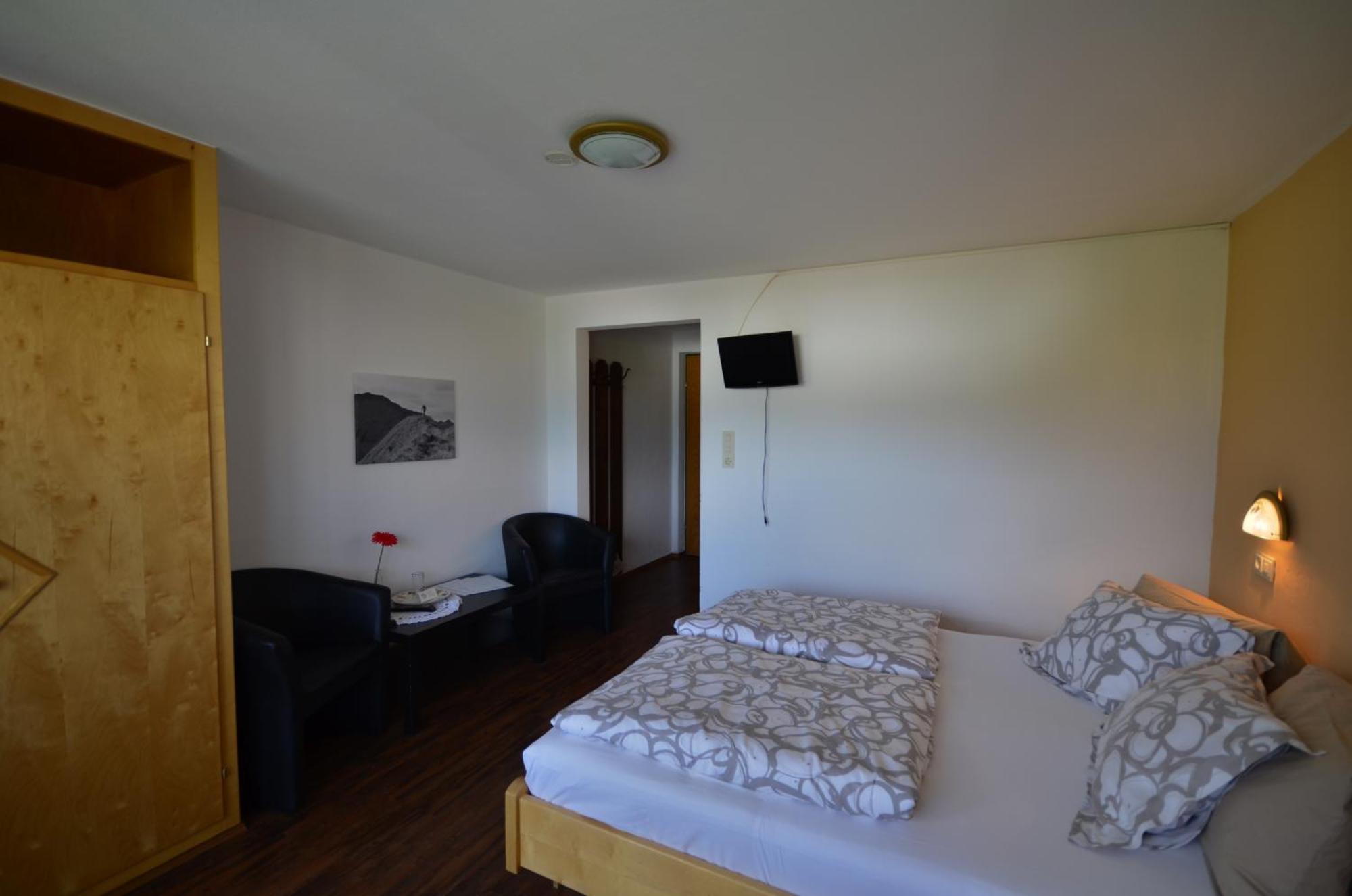 Haus Bergfrieden Hotell Lermoos Rom bilde